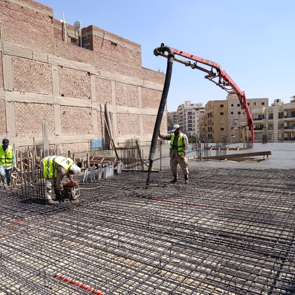 الانتهاء من صب سقف الدور الاول لمشروع وصال الهضبة العليا المقطم