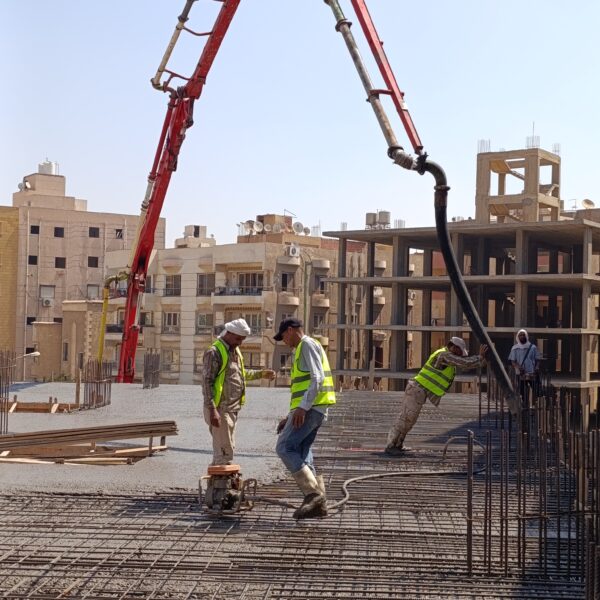 الانتهاء من صب سقف الدور الاول لمشروع وصال الهضبة العليا المقطم