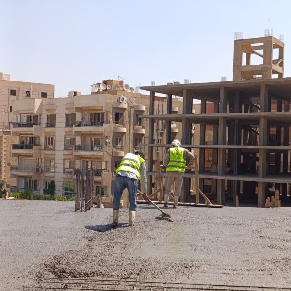 الانتهاء من صب سقف الدور الاول لمشروع وصال الهضبة العليا المقطم